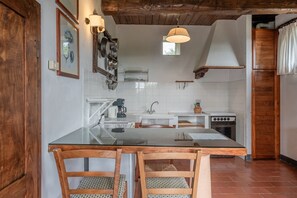 Refrigerador, horno, parrilla de estufa y cafetera y tetera 