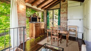 Une cuisine rustique avec une table et des chaises en bois, et un mur en briques.