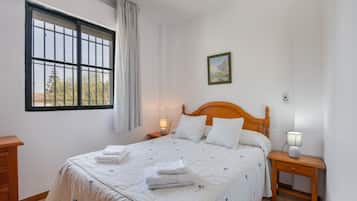 2 dormitoris, planxa i posts de planxar i roba de llit