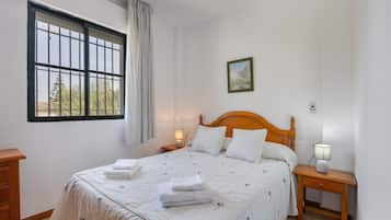 2 makuuhuonetta, silitysrauta/-lauta, vuodevaatteet