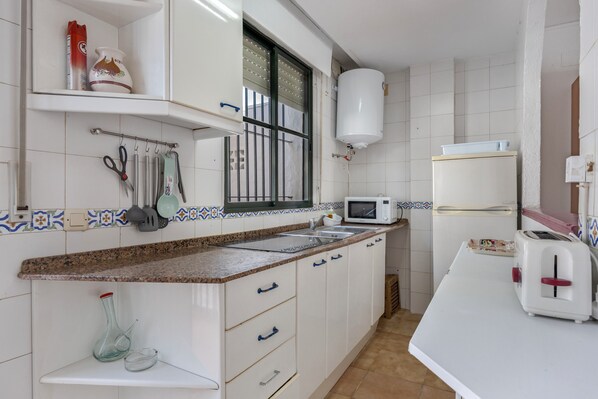 Réfrigérateur, micro-ondes, plaque de cuisson, cafetière/bouilloire