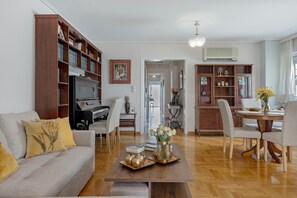 Una sala de estar con sofá, mesa de centro y comedor.