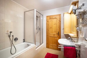 Een douche, een haardroger, handdoeken