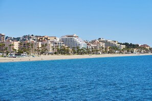 Beach nearby - Apartment 'Tyson' with Sea View, Shared Pool and Wi-Fi (Almuñécar)