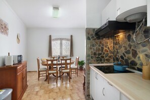 Fridge, microwave, oven, stovetop - Holiday Home 'Amarela' with Private Terrace and Wi-Fi (Tavira)