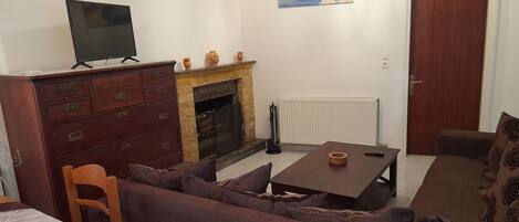 TV, fireplace