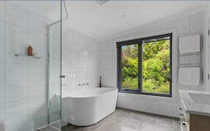 Een douche, een haardroger, handdoeken, zeep