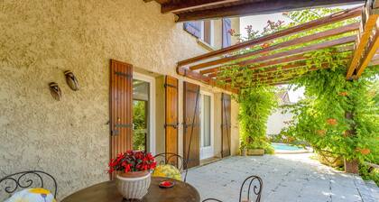 Lou Brès in Provence near Avignon with Private Pool, Gardens, Wi-Fi, and Air Conditioning