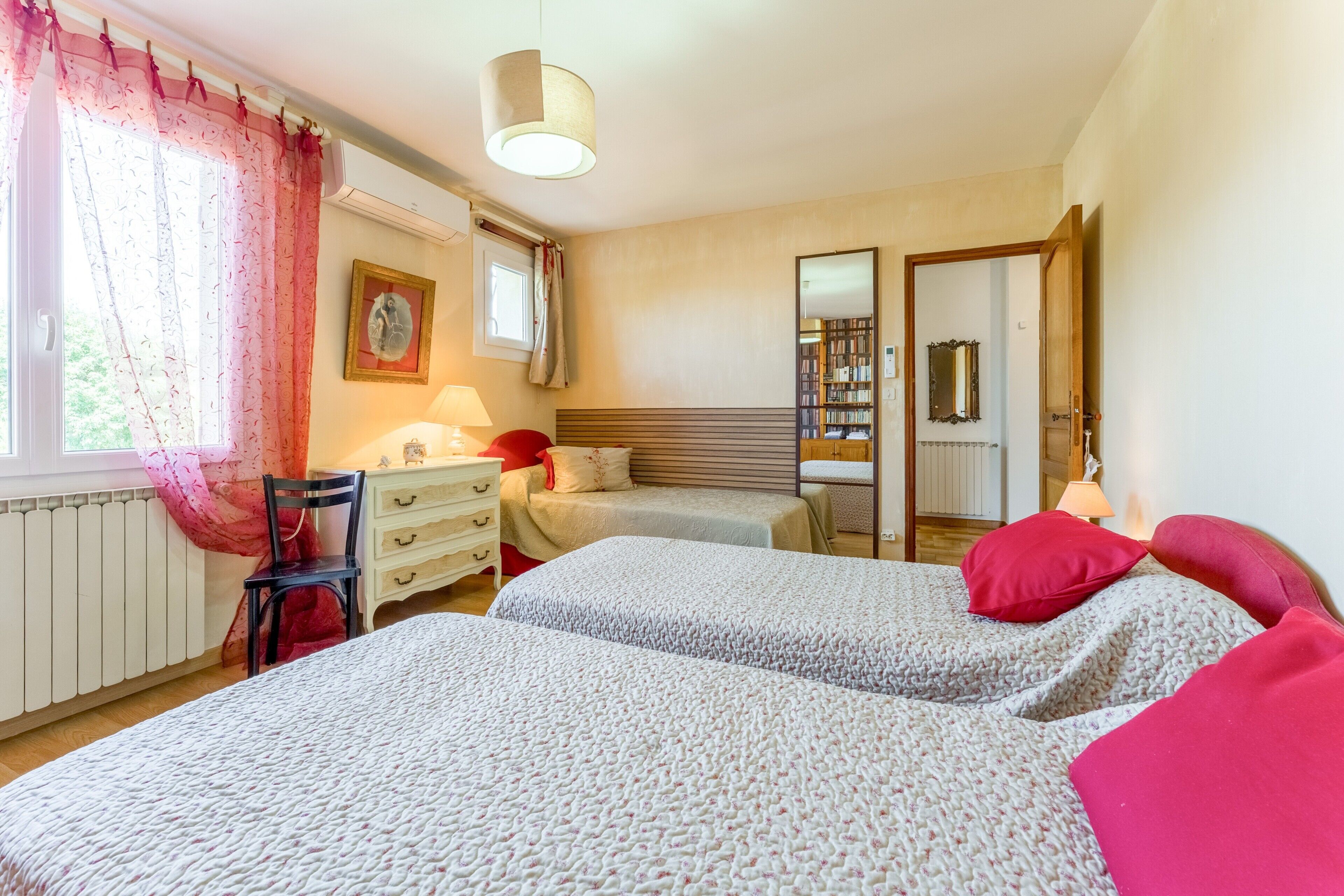 4 bedrooms, iron/ironing board, free WiFi, bed sheets