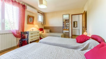 4 bedrooms, iron/ironing board, free WiFi, bed sheets