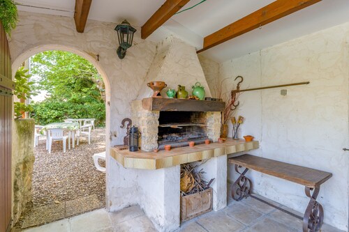 Lou Brès in Provence near Avignon with Private Pool, Gardens, Wi-Fi, and Air Conditioning