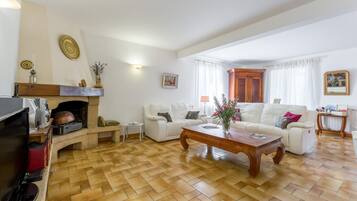 Fernseher, Kamin, Stereoanlage