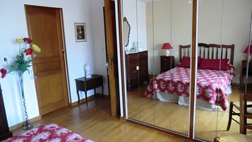 4 bedrooms, iron/ironing board, free WiFi, bed sheets