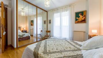 4 bedrooms, iron/ironing board, free WiFi, bed sheets