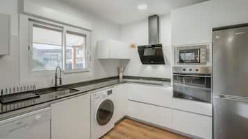 Frigorífico, microondas, horno y placa de cocina