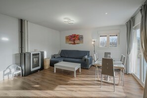 TV, fireplace - Holiday Home 'La Isi' with Private Garden and Wi-Fi (Rades de Abajo)