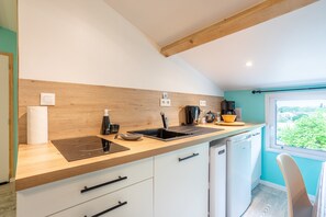 Fridge, microwave, oven, stovetop - Studio 'Near Marais Poitevin' with Wi-Fi (Rives-d'Autise)