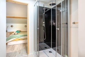 Douche, séchoir à cheveux, serviettes fournies