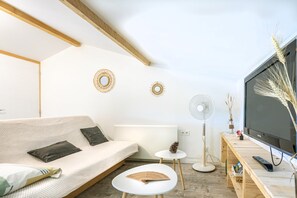 TV - Studio 'Near Marais Poitevin' with Wi-Fi (Rives-d'Autise)