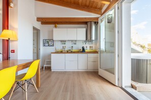 Fridge, microwave, dishwasher, coffee/tea maker - Apartment 'La Terrazza Di Bea - Centro Storico' with Sea View, Wi-Fi and Air Conditioning (Cagliari)