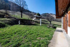 Outdoor dining - Chalet 'Savoiage' with Mountain View, Private Terrace and Wi-Fi (Saint-Colomban-des-Villards)