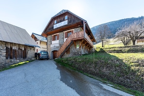 Exterior - Chalet 'Savoiage' with Mountain View, Private Terrace and Wi-Fi (Saint-Colomban-des-Villards)