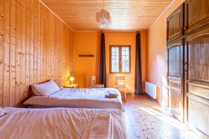 5 bedrooms, iron/ironing board, free WiFi, bed sheets - Chalet 'Savoiage' with Mountain View, Private Terrace and Wi-Fi (Saint-Colomban-des-Villards)