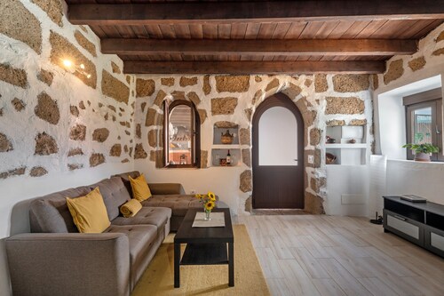 F Tamaide with Sea Views, Wi-Fi, and Air Conditioning