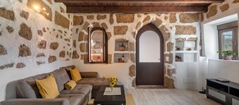 F Tamaide with Sea Views, Wi-Fi, and Air Conditioning