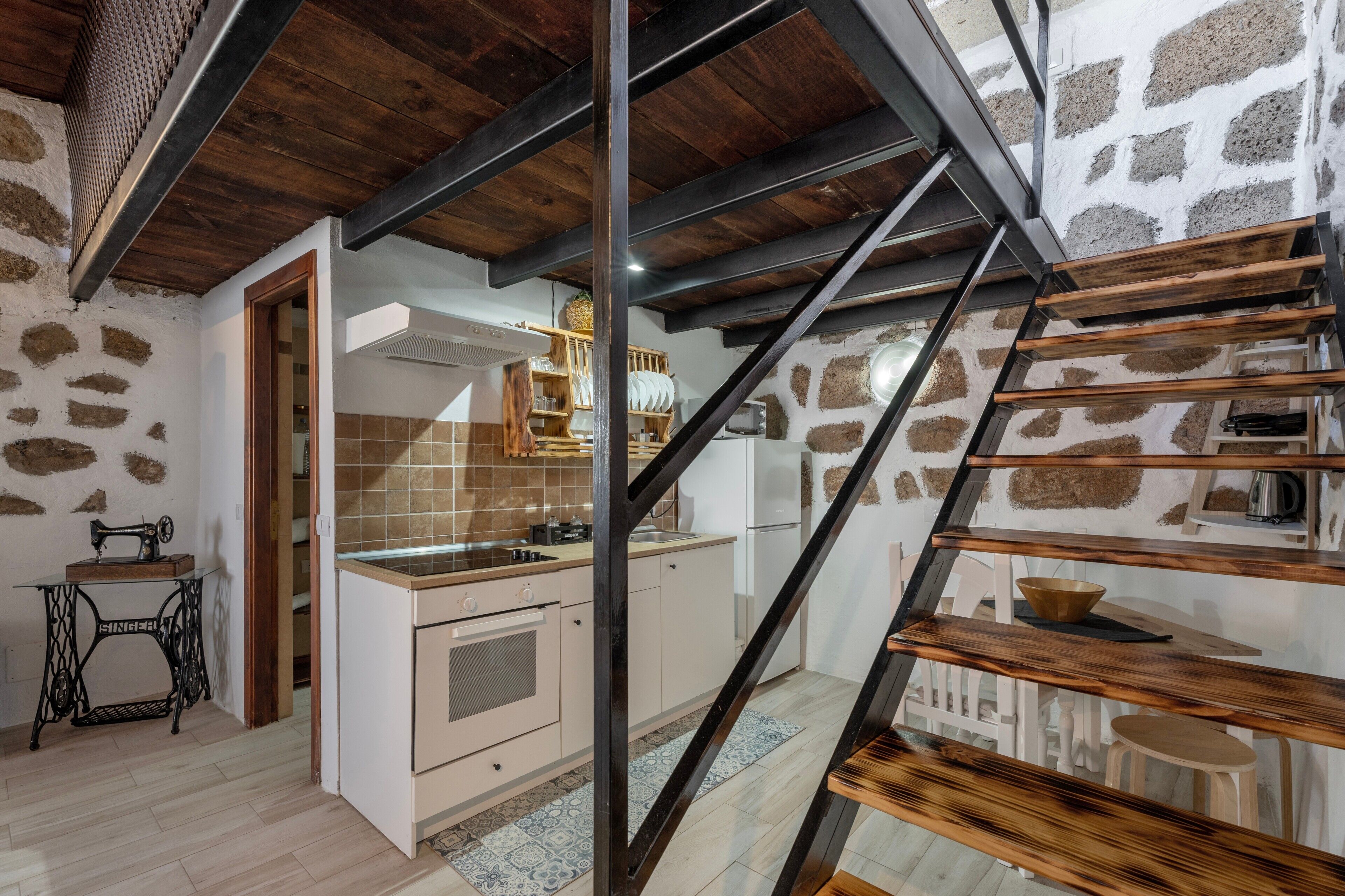 Een koelkast, een magnetron, een oven, een kookplaat