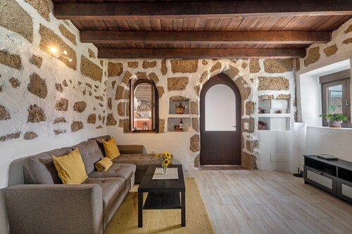 F Tamaide with Sea Views, Wi-Fi, and Air Conditioning