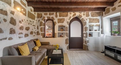 F Tamaide with Sea Views, Wi-Fi, and Air Conditioning