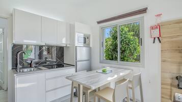 Frigorífico, microondas, placa de cocina y cafetera o tetera