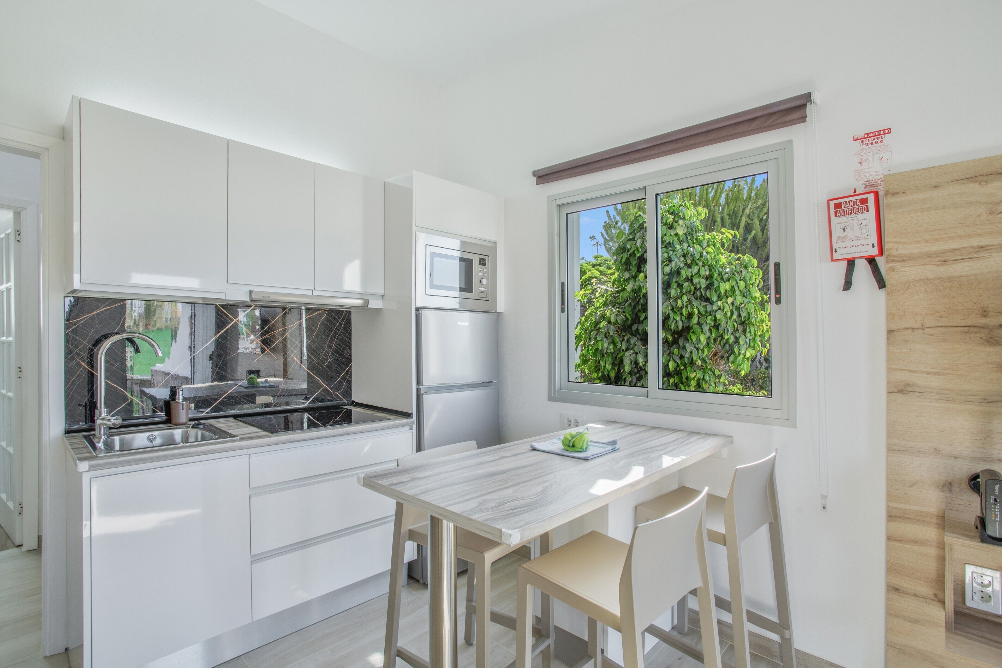 Frigorífico, microondas, placa de cocina y cafetera o tetera
