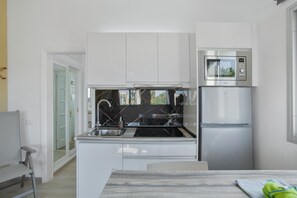 Fridge, microwave, stovetop, coffee/tea maker - 'Verde' with Shared Pool, Wi-Fi and Air Conditioning (Maspalomas)