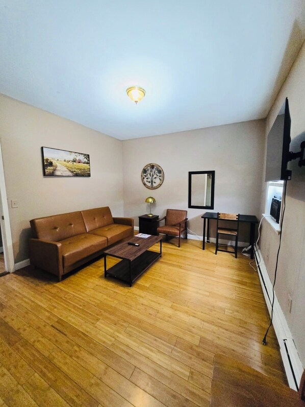 TV - Nice spacious room near Whole Foods, Brown Univer. (Providence)