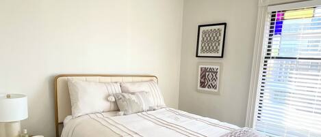 2 habitaciones, tabla de planchar con plancha, wifi y ropa de cama