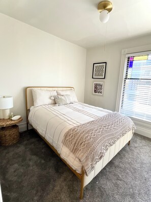 2 bedrooms, iron/ironing board, WiFi, bed sheets - Next Level Convenience in Grand Rapids premier neighborhood (Grand Rapids)