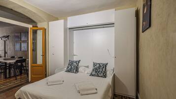 1 bedroom, iron/ironing board, travel cot, free WiFi