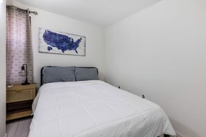 4 bedrooms, iron/ironing board, WiFi, bed sheets