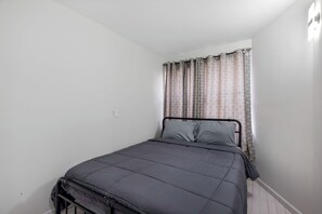 4 bedrooms, iron/ironing board, WiFi, bed sheets