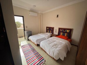 Kahden hengen perushuone, parveke | Tallelokero huoneessa, ilmainen Wi-Fi