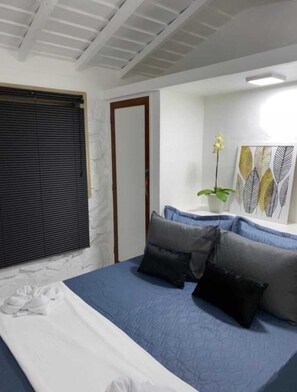 5 bedrooms, iron/ironing board, WiFi, bed sheets