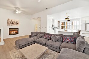 TV connectée, cheminée, jeux vidéo, baby-foot