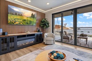 Smart TV, chimenea, libros