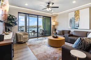 Een smart-tv, een open haard en boeken