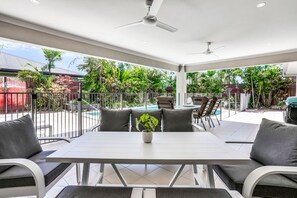 Outdoor dining - Villa Jacana- Tropical 4BR Retreat in Port Douglas | Private Pool & Near Beach! (Port Douglas)