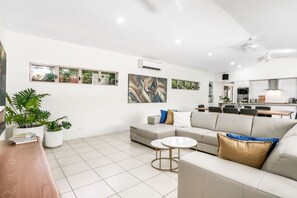 TV connectée, livres, espaces bureaux