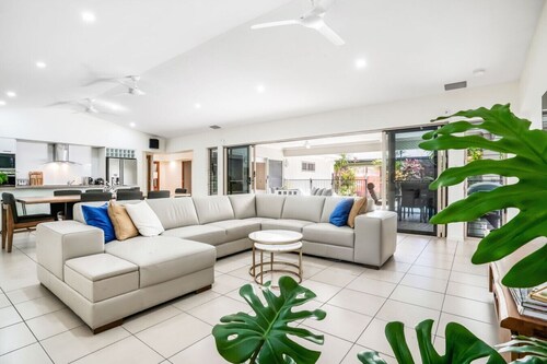 Villa Jacana- Tropical 4BR Retreat in Port Douglas | Private Pool & Near Beach!