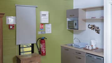 Comfort Double or Twin Room, Garden View | Private kitchen | Mini-fridge, microwave, highchair
